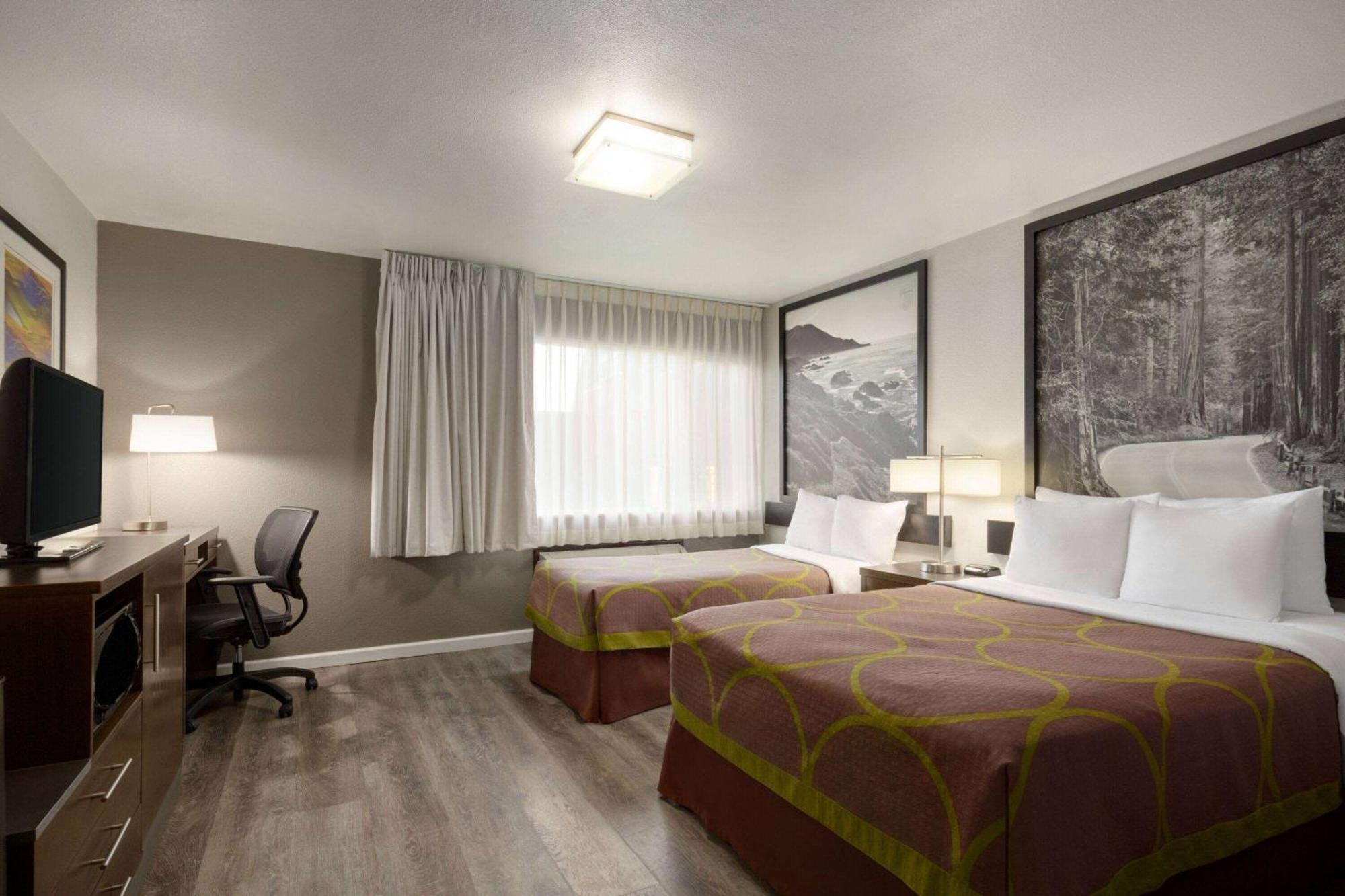 Super 8 By Wyndham Eureka Hotel Buitenkant foto