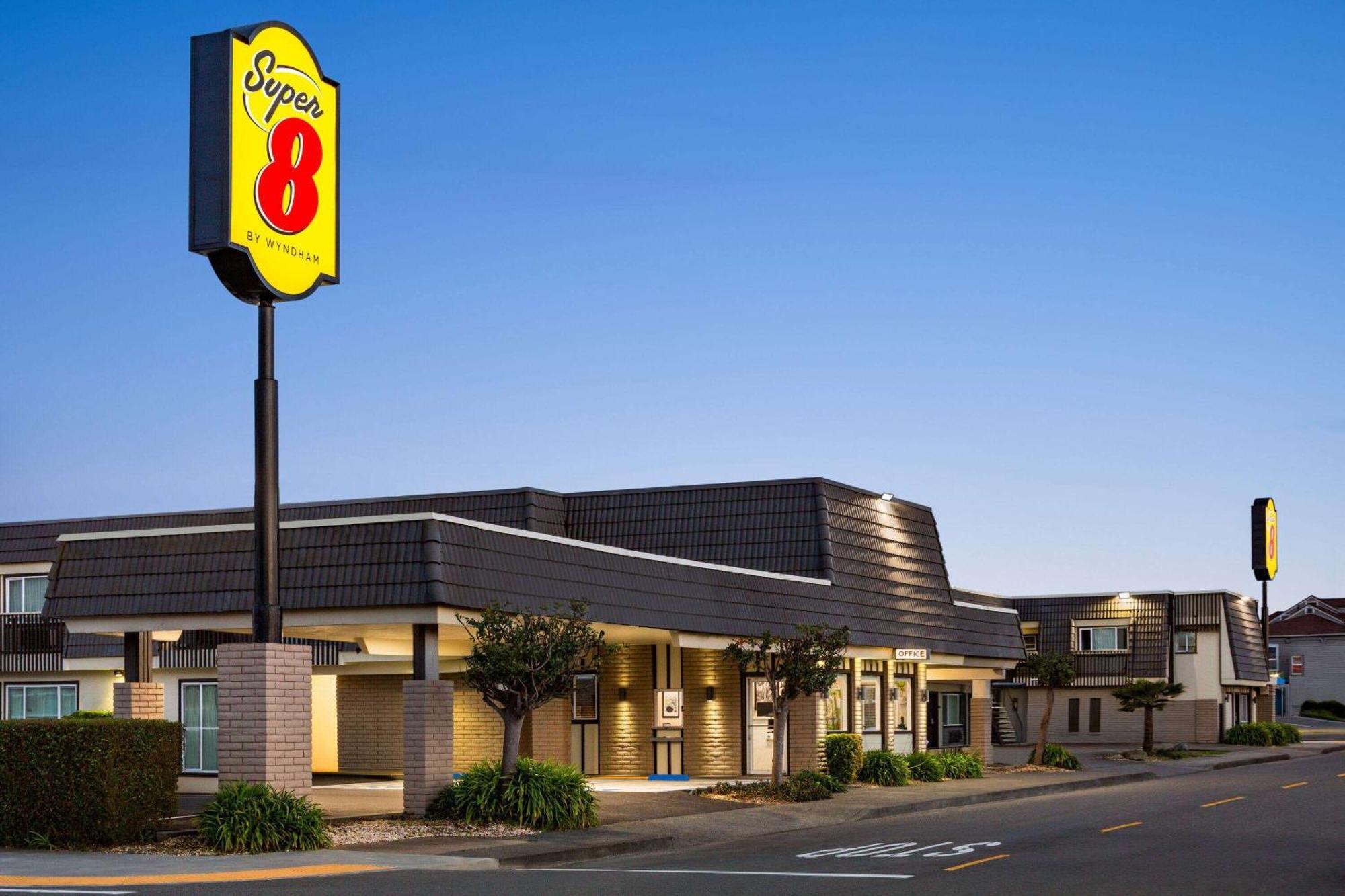 Super 8 By Wyndham Eureka Hotel Buitenkant foto