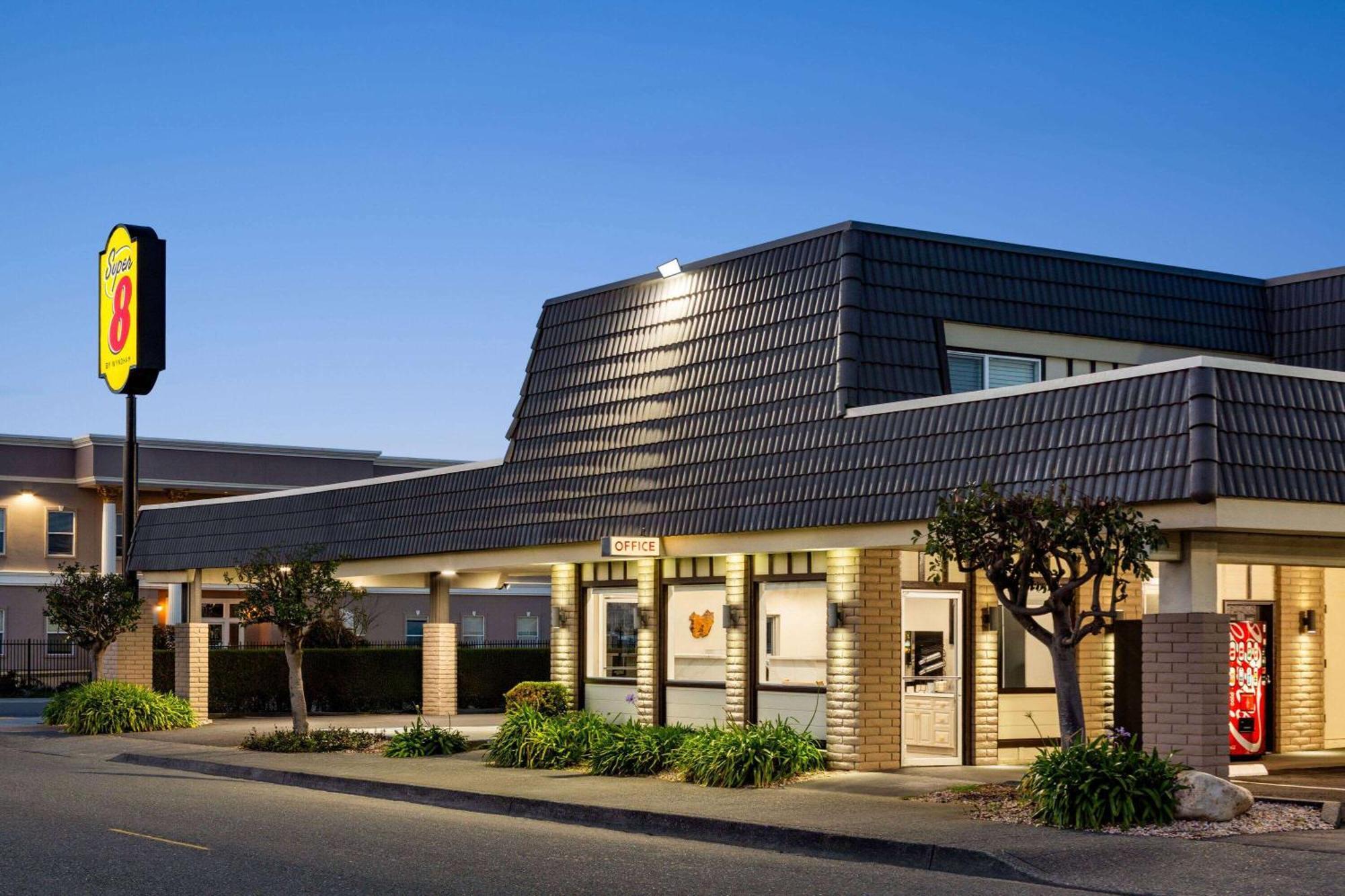 Super 8 By Wyndham Eureka Hotel Buitenkant foto